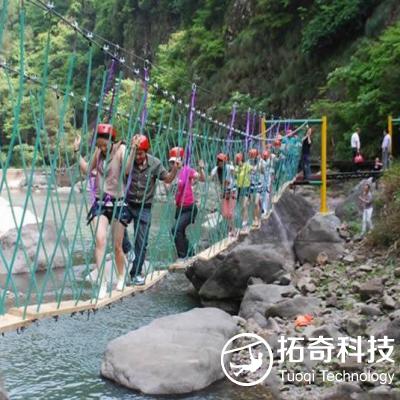 峡谷水上绳网趣桥  峡谷水上飞夺泸定桥